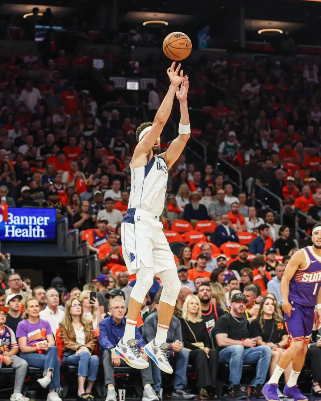 菲尼克斯太阳训练开放日，赛后伤情更新引欢呼，全明星赛在即，资深球员宣示担当的简单介绍